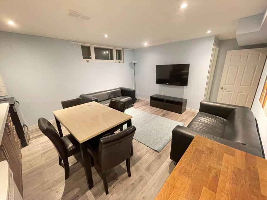 Lovely 2 Bedroom Basement Apartment In Toronto Zewnętrze zdjęcie